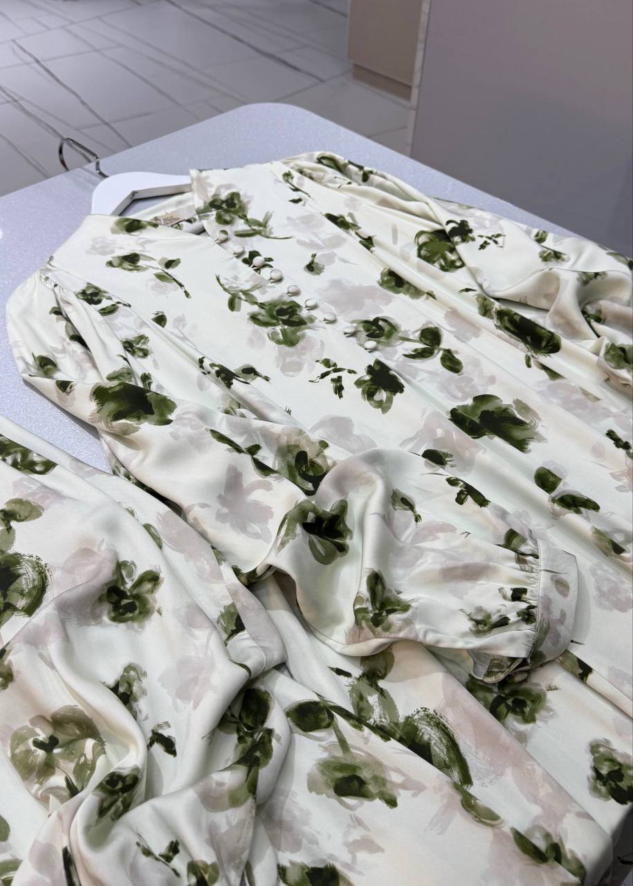 Платье молочное с зелеными розами