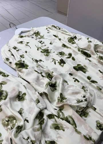 Платье молочное с зелеными розами